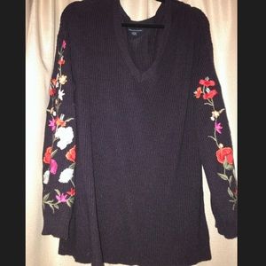 AE. Beautiful navy floral sweater. XL.